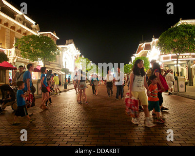 Rue principale de Disneyland Hong Kong dans la soirée Banque D'Images