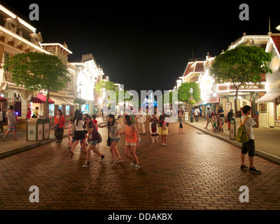 Rue principale de Disneyland Hong kong dans la soirée Banque D'Images