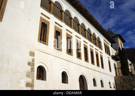 Vue extérieure du monastère Polovragi en Roumanie Banque D'Images