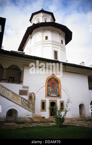 Bâtiment de l'intérieur du monastère Polovragi en Roumanie Banque D'Images