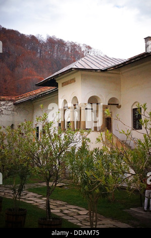 Cour de la monastère Polovragi en Roumanie Banque D'Images