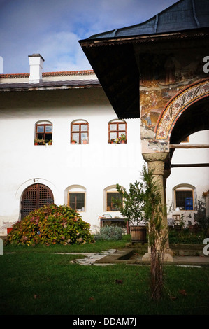 Cour de la monastère Polovragi en Roumanie Banque D'Images