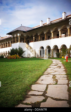 Cour de la monastère Polovragi en Roumanie Banque D'Images