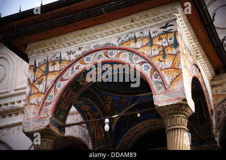 Décorations peintes sur l'église de l'Polivragi musée de Roumanie Banque D'Images