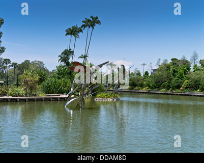 Jardin de Sculptures dh lake GARDENS BY THE BAY SINGAPORE Boy chasing butterfly sculpture Banque D'Images