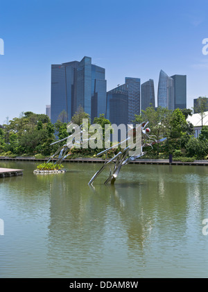 Jardin de Sculptures dh lake GARDENS BY THE BAY SINGAPORE Boy butterfly sculpture park chasing ville skyscapers skyline Banque D'Images