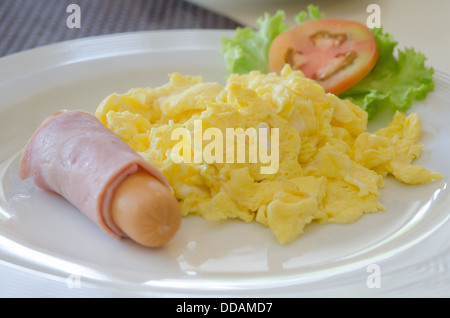 Close up jambon et œufs brouillés Saucisses , servi avec légumes frais on white plate Banque D'Images