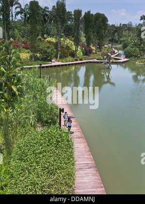 Jardin dh lake GARDENS BY THE BAY SINGAPOUR Couple walking boardwalk Boy chasing butterfly sculptures à pied Banque D'Images