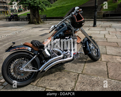 Moto Custom en stationnement sur rue à Buxton Derbyshire, Angleterre Banque D'Images