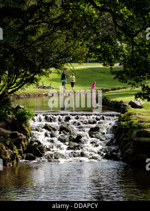 Une petite cascade et la rivière Wye passant par Buxton Derbyshire en Angleterre Pavilion Gardens Banque D'Images