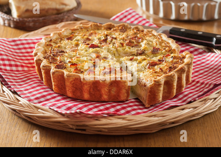 Flamiche aux poireaux. Le poireau et fromage tarte. France Food Banque D'Images