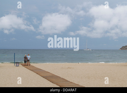 Un couple regarder l'océan dans l'espagnol Mallorca's beach de Magaluf Banque D'Images