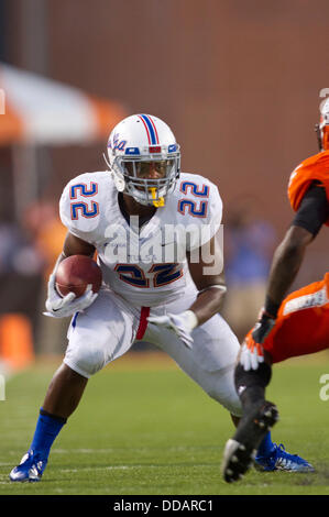 Bowling Green, Ohio, USA. Août 29, 2013. Tulsa Golden Hurricane Trey running back # 22 Watts dirige le domaine après avoir fait une prise au cours de la NCAA football match entre le Tulsa Golden Hurricane et les Falcons de Bowling Green au stade Doyt Perry. Bowling Green a gagné 34-7. © csm/Alamy Live News Banque D'Images