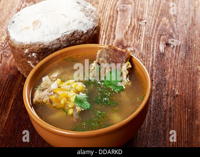 La soupe aux pois avec côte de boeuf .cuisine de la ferme Banque D'Images