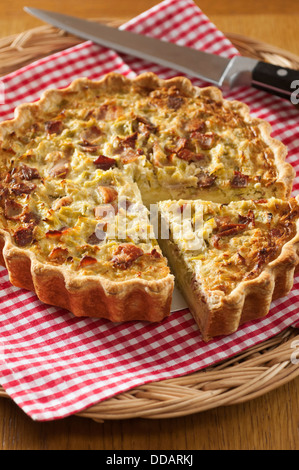 Flamiche aux poireaux. Le poireau et fromage tarte. France Food Banque D'Images