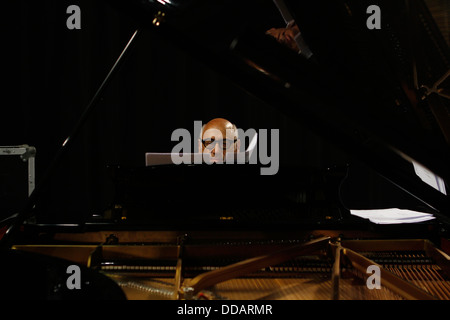 Michael Nyman est perçu au cours de l'enregistrement d'une symphonie d'être libérés au cours de 2014 pour célébrer son 70e anniversaire. Banque D'Images