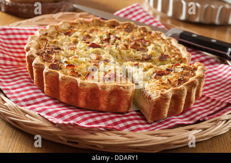 Flamiche aux poireaux. Le poireau et fromage tarte. France Food Banque D'Images