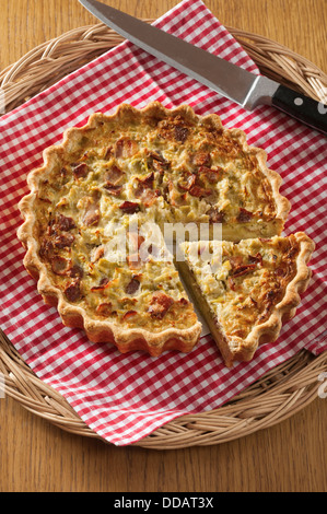 Flamiche aux poireaux. Le poireau et fromage tarte. France Food Banque D'Images