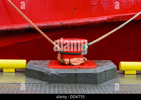 Borne lumineuse rouge pour l'amarrage bateau, Tromsö, Troms, Norvège Banque D'Images