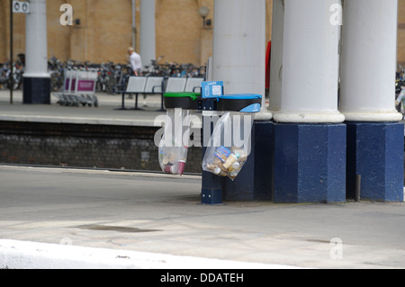 Bac de recyclage des sacs sur une plate-forme de la gare england uk Banque D'Images