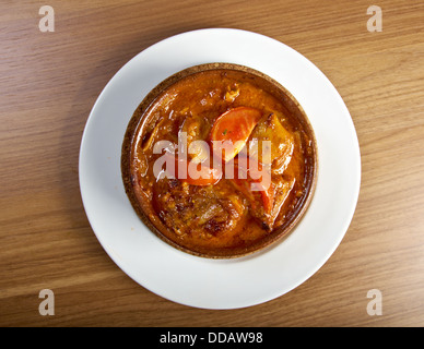 Chakhokhbili-chicke n avec tomates et oignons Poulet aliment traditionnel géorgien . Banque D'Images