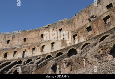 Le colisée intérieur spectaculaire de l'ancien amphithéâtre romain où gladiateurs courageux se sont battus 3 Banque D'Images