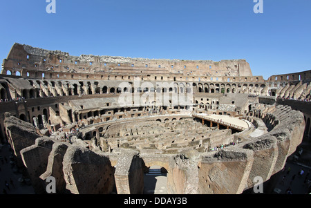 Arcades et escaliers à l'intérieur du Colisée ancien amphithéâtre romain à Rome 3