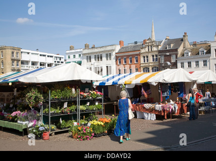 Les étals du marché place du marché historique Cambridge en Angleterre Banque D'Images