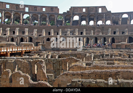 L'intérieur du Colisée de Rome où a eu lieu la bataille de gladiateurs 1 Banque D'Images