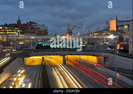 La circulation sur route principale de nuit, Göteborg, Suède Banque D'Images