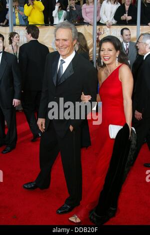 (Afp) - L'acteur et réalisateur américain Clint Eastwood et sa femme Dina arriver pour la cérémonie de remise des prix de la Screen Actors Guild (SAG) Awards à Los Angeles, Etats-Unis, 22 février 2004. Tim Robbins a remporté le prix du meilleur acteur de soutien pour l'Eastwood-dirigé 'Mystic River thriller'. Banque D'Images