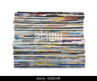 Pile de magazines colorés sur fond blanc Banque D'Images