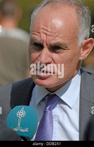 Crispin Blunt MP (conservateur ; Reigate, membre du parlement britannique) ; d'être interviewé par une station de télévision arabes Banque D'Images