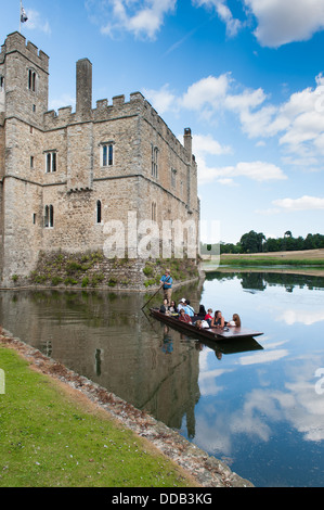 Barques à Leeds Castle, Angleterre Banque D'Images