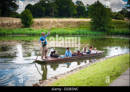 Barques à Leeds Castle, Angleterre Banque D'Images