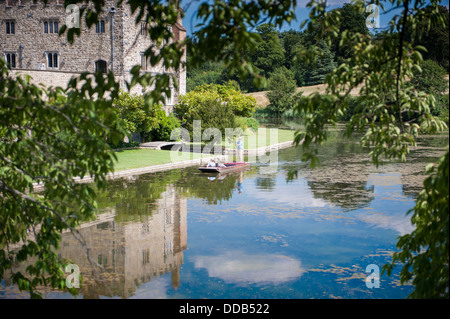 Barques à Leeds Castle, Angleterre Banque D'Images