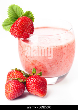 Cocktail de lait fraise sur fond blanc Banque D'Images