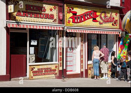 Les gens regardant dans la fenêtre de tatouage tatoueur magasin extérieur Scarborough North Yorkshire Angleterre Royaume-Uni GB Grande-Bretagne Banque D'Images