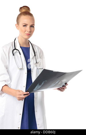 Femme médecin inquiet regardant la caméra avec un air sérieux après avoir étudié une radiographie qu'elle tient dans ses mains, isolated on white Banque D'Images