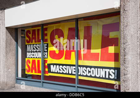 Gros plan du signe générique de vente à rabais dans la fenêtre du magasin extérieur Angleterre Royaume-Uni GB Grande-Bretagne Banque D'Images