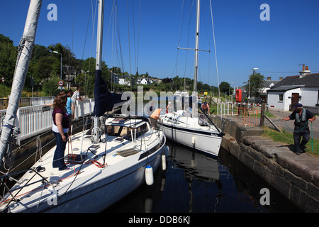 Location d'être guidée par le gardien de blocage dans l'écluse 4 au pont tournant sur l'Ardrishaig Crinan Canal dans l'Argyllshire Ecosse Banque D'Images