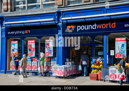 Personnes hors Poundworld livre magasin extérieur Westborough Scarborough North Yorkshire Angleterre Royaume-Uni Grande-Bretagne Banque D'Images