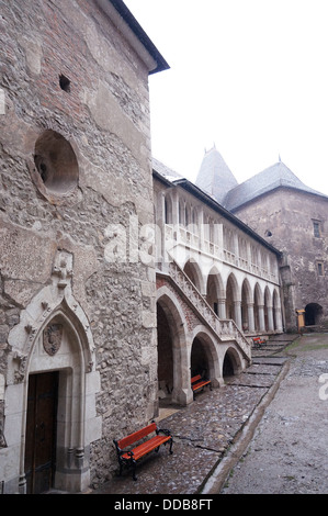 Vue sur la cour dans le Corvin Château de Hunedoara en Roumanie Banque D'Images