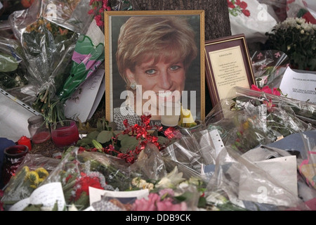 En deuil montrent leur respect à la princesse Diana dans les jardins du palais de Kensington 1997 Banque D'Images