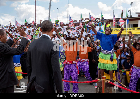 Le président américain Barack Obama regarde les artistes interprètes ou exécutants sur le tarmac avant de quitter l'Aéroport International Julius Nyerre 2 juillet 2013 à Dar es Salaam, Tanzanie. Le président tanzanien Jakaya Kikwete vagues à gauche. Banque D'Images