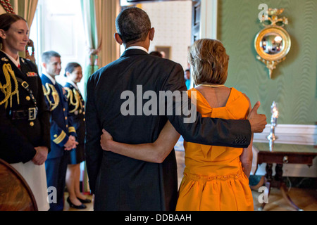 Le président américain Barack Obama marche avec l'Amb. Capricia Marshall, directeur général sortant du protocole du Ministère d'État, dans la Green Room de la Maison Blanche après la réception du Corps diplomatique le 19 juillet 2013 à Washington, DC. Banque D'Images