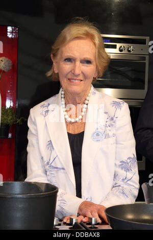 Le Derbyshire, Royaume-Uni. Août 30, 2013. Cuisine TV star, Mary Berry pose pour les photos de l'avant de sa démonstration culinaire à Chatsworth Country Fair, Peak District, Derbyshire, Royaume-Uni. Credit : Deborah Vernon/Alamy Live News Banque D'Images