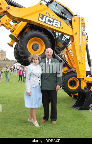 Le Derbyshire, Royaume-Uni. Août 30, 2013. Le duc et la duchesse de Devonshire en dessous du JCB diggers de l'équipe de démonstration sur la journée de lancement de Chatsworth Country Fair, Peak District, Derbyshire, Royaume-Uni. Credit : Deborah Vernon/Alamy Live News Banque D'Images