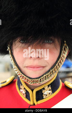 Le Derbyshire, Royaume-Uni. Août 30, 2013. Musicien, Alison arnaques de la cavalerie lourde et Cambrai Band, basé à Catterick, Yorkshire du Nord, se prépare à effectuer à Chatsworth Country Fair, Peak District, Derbyshire, Royaume-Uni. Credit : Deborah Vernon/Alamy Live News Banque D'Images