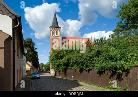 Massow / Mark, l'Allemagne, la rue de l'église avec l'église de St Sébastien Banque D'Images